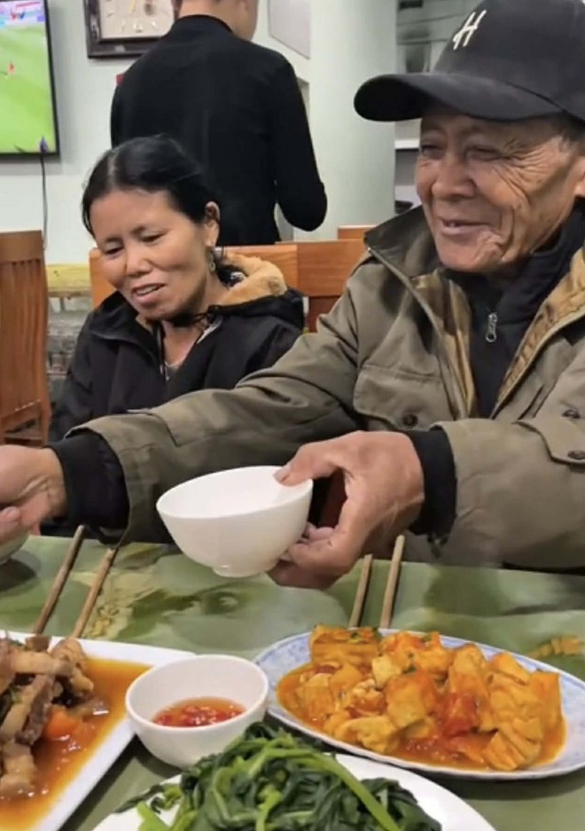 Cụ &ocirc;ng vượt 1.500km ra L&agrave;o Cai rước bạn g&aacute;i quen qua mạng về sống chung: C&aacute;c con phản ứng bất ngờ - Ảnh 4.