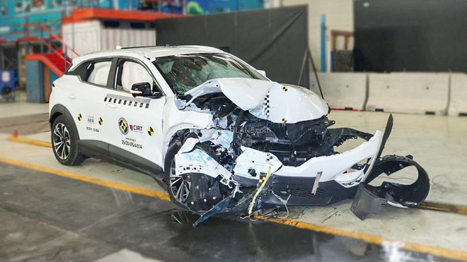 Xe VinFast VF6, VF7 chịu va chạm mạnh: Thân vỏ biến dạng ra sao, người trong xe an toàn thế nào? - Ảnh 2.