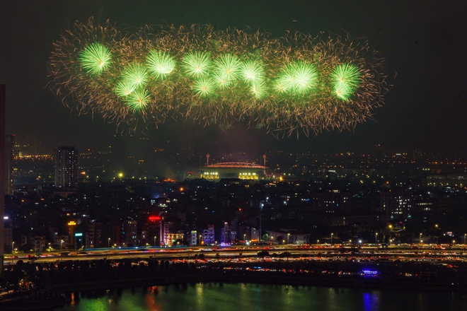 Ngắm màn pháo hoa quy mô lớn "chưa từng có" vừa xuất hiện trên bầu trời Hà Nội - Ảnh 14.