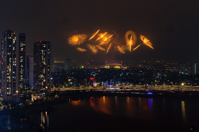 Ngắm màn pháo hoa quy mô lớn "chưa từng có" vừa xuất hiện trên bầu trời Hà Nội - Ảnh 19.