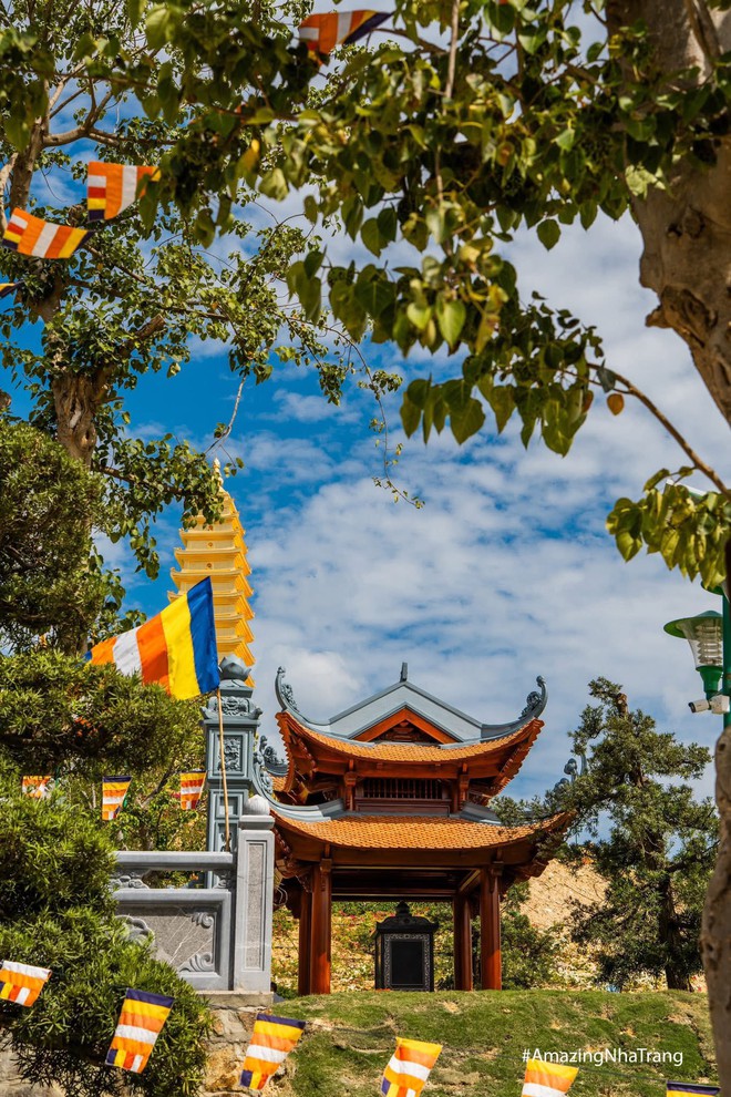 Ngôi chùa diễn ra lễ cưới của Á hậu: Trên đỉnh núi cao 500m, có công trình 13 tầng dát vàng - Ảnh 8.