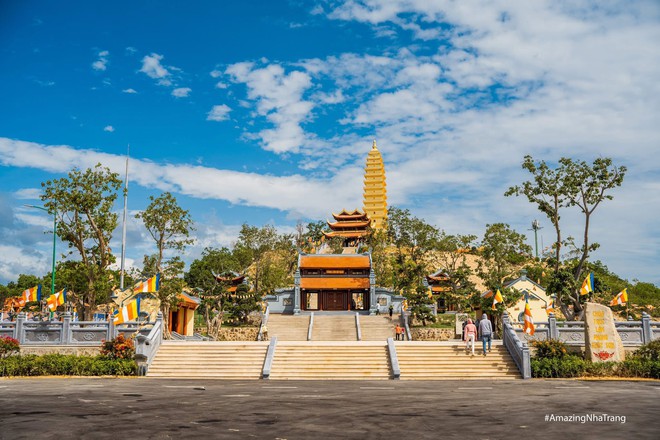 Ngôi chùa diễn ra lễ cưới của Á hậu: Trên đỉnh núi cao 500m, có công trình 13 tầng dát vàng - Ảnh 6.