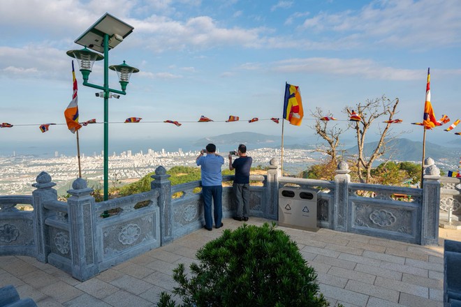 Ngôi chùa diễn ra lễ cưới của Á hậu: Trên đỉnh núi cao 500m, có công trình 13 tầng dát vàng - Ảnh 5.