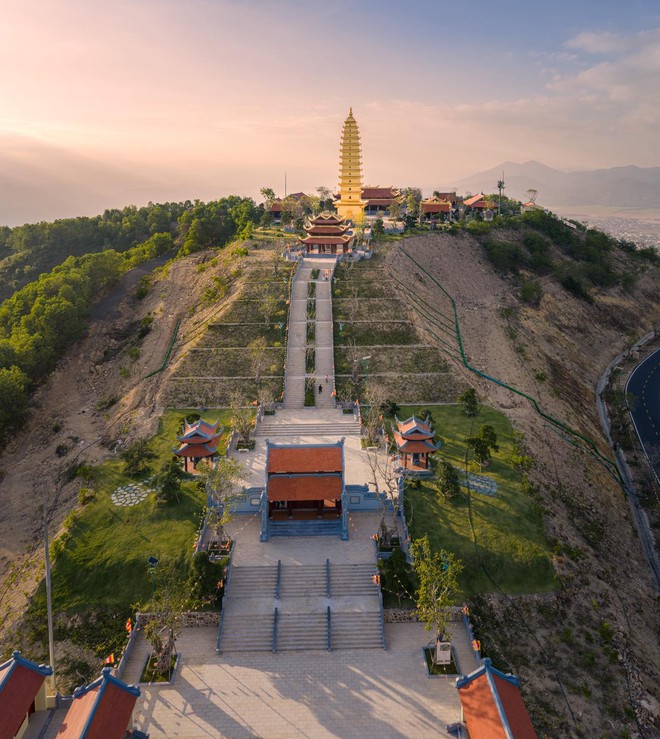 Ngôi chùa diễn ra lễ cưới của Á hậu: Trên đỉnh núi cao 500m, có công trình 13 tầng dát vàng - Ảnh 11.