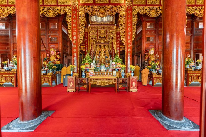 Ngôi chùa diễn ra lễ cưới của Á hậu: Trên đỉnh núi cao 500m, có công trình 13 tầng dát vàng - Ảnh 12.