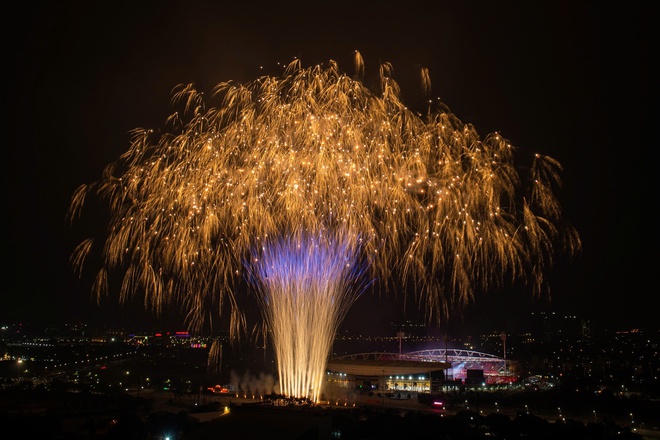 Ngắm màn pháo hoa quy mô lớn "chưa từng có" vừa xuất hiện trên bầu trời Hà Nội - Ảnh 18.