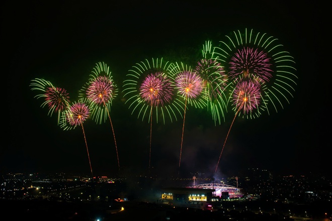 Ngắm màn pháo hoa quy mô lớn "chưa từng có" vừa xuất hiện trên bầu trời Hà Nội - Ảnh 16.