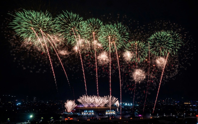 Ngắm màn pháo hoa quy mô lớn "chưa từng có" vừa xuất hiện trên bầu trời Hà Nội - Ảnh 15.