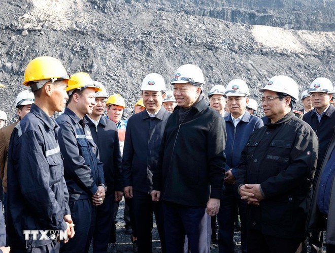Tổng Bí thư, Thủ tướng thăm, động viên cán bộ, công nhân trực tiếp sản xuất tại CTCP Than Đèo Nai - Cọc Sáu, Tập đoàn Công nghiệp Than và Khoáng sản Việt Nam, tại tỉnh Quảng Ninh. Ảnh: TTXVN