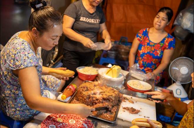 Vì sao gọi là “pate Cột Đèn”? Nơi mua chuẩn của người Hải Phòng, chỉ bán vào buổi tối ít du khách biết - Ảnh 5.