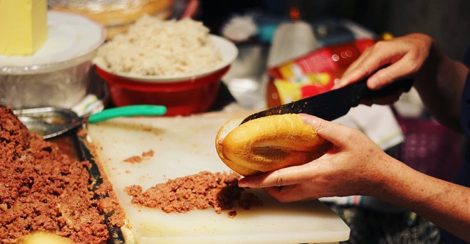 Vì sao gọi là “pate Cột Đèn”? Nơi mua chuẩn của người Hải Phòng, chỉ bán vào buổi tối ít du khách biết - Ảnh 4.