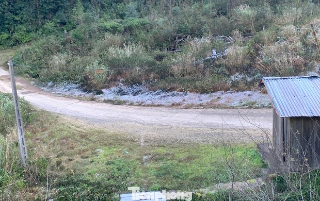 Ngoài Fansipan, Mẫu Sơn, hôm nay băng giá xuất hiện ở cả điểm miền Trung này - Ảnh 4.