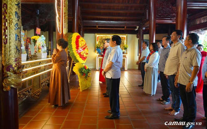 Bà Thái Hương cùng Đoàn khảo sát dâng hương, dâng hoa tại Đền thờ Đức Quốc tổ Lạc Long Quân, ngày 25/10. Ảnh: Cổng TTĐT tỉnh Cà Mau
