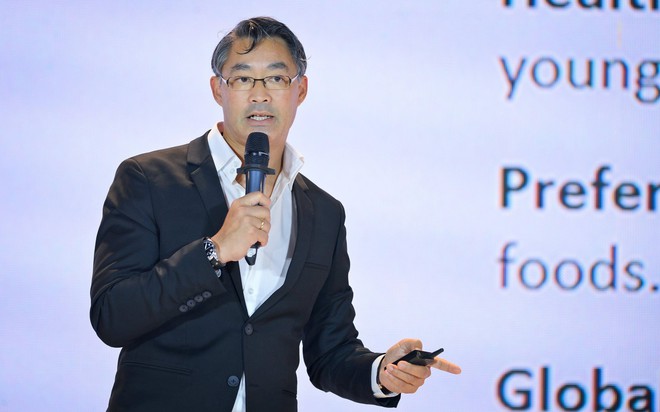 TS Philip Rösler, cựu Phó Thủ tướng Đức, chia sẻ trong một sự kiện tại Việt Nam. Ảnh: MH
