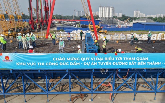 Đại công trường tuyến đường sắt tốc độ cao Bến Thành - Cần Giờ. Ảnh: VIC