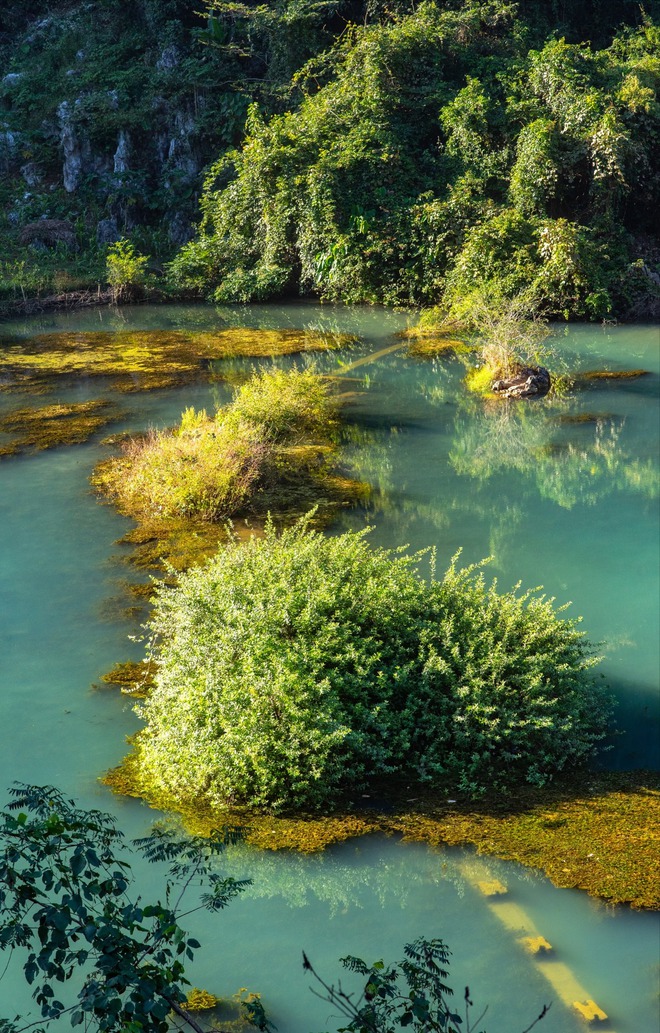 Phát hiện hồ nước cách Hà Nội hơn 100km, cảnh xung quanh hoang sơ, du khách nhận xét: "Xanh như ngọc" - Ảnh 2.