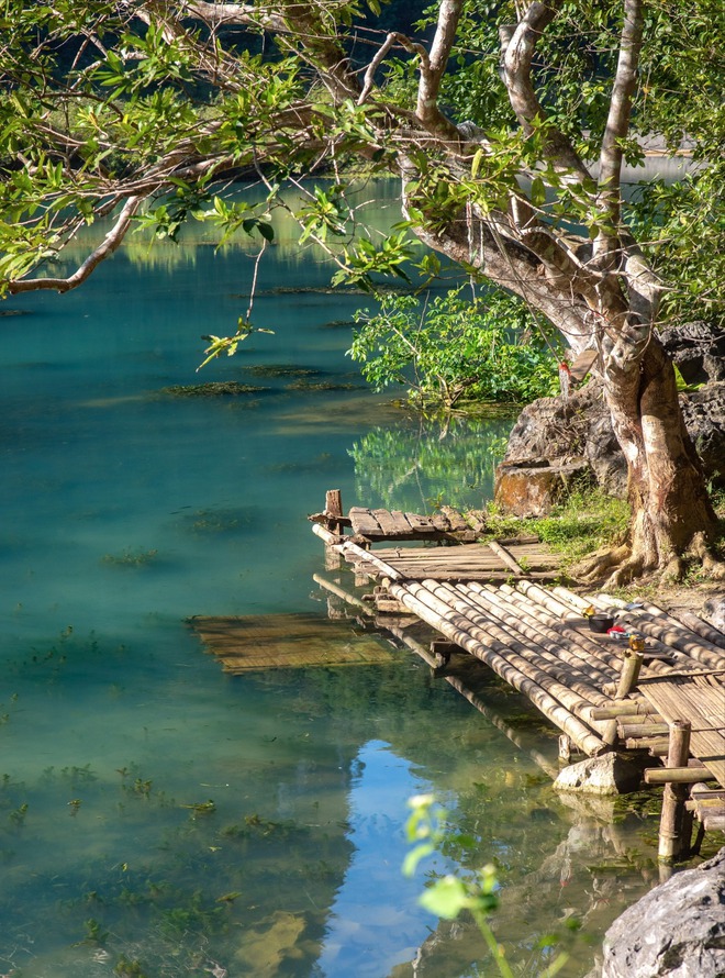 Phát hiện hồ nước cách Hà Nội hơn 100km, cảnh xung quanh hoang sơ, du khách nhận xét: "Xanh như ngọc" - Ảnh 3.