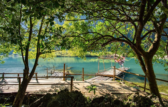 Phát hiện hồ nước cách Hà Nội hơn 100km, cảnh xung quanh hoang sơ, du khách nhận xét: "Xanh như ngọc" - Ảnh 1.