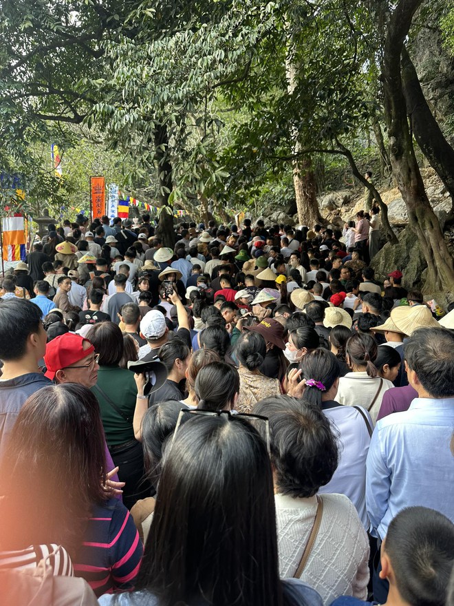 Cảnh tượng ng&agrave;y mồng 6 Tết tại lễ hội "k&eacute;o d&agrave;i l&acirc;u nhất" Việt Nam: Nhiều người kh&ocirc;ng tin v&agrave;o mắt m&igrave;nh - Ảnh 2.