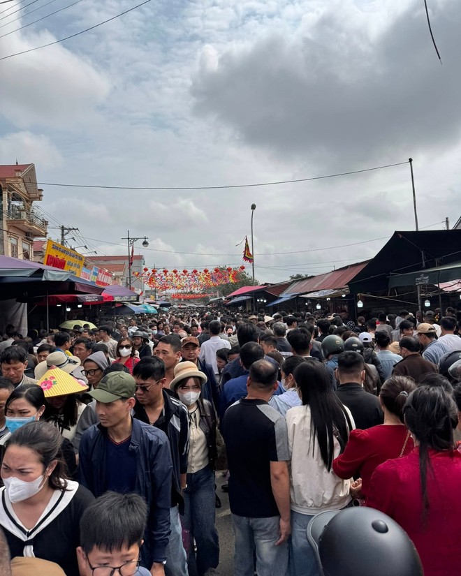 Cảnh tượng tại nơi chỉ họp chợ duy nhất 1 lần trong năm: Đêm nay mới là chính hội - Ảnh 6.