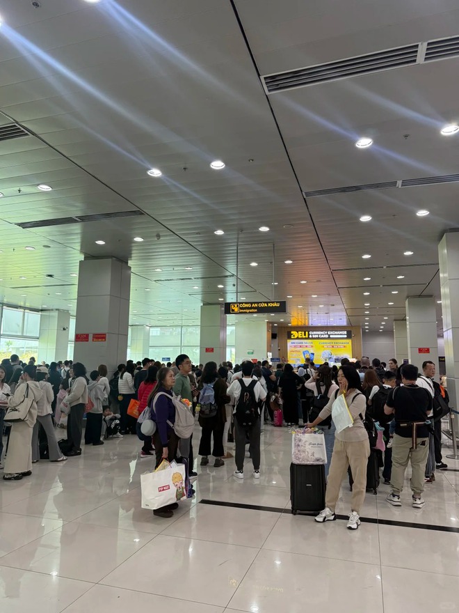 Cảnh tượng tại s&acirc;n bay một đặc khu của Việt Nam g&acirc;y bất ngờ: Trong 1 th&aacute;ng đ&atilde; đ&oacute;n gần 1 triệu kh&aacute;ch - Ảnh 3.