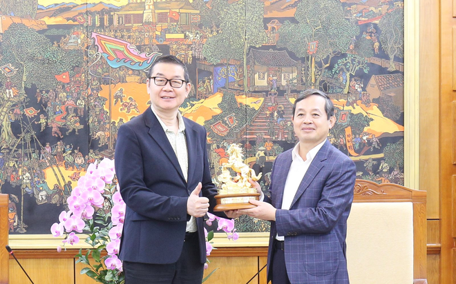 Chủ tịch UBND tỉnh Phạm Hoàng Sơn tặng sản phẩm làng nghề tỉnh Bắc Ninh cho ông Andy Lin, Phó Chủ tịch Tập đoàn Cooler Master (Trung Quốc). Ảnh: Cổng TTĐT tỉnh Bắc Ninh