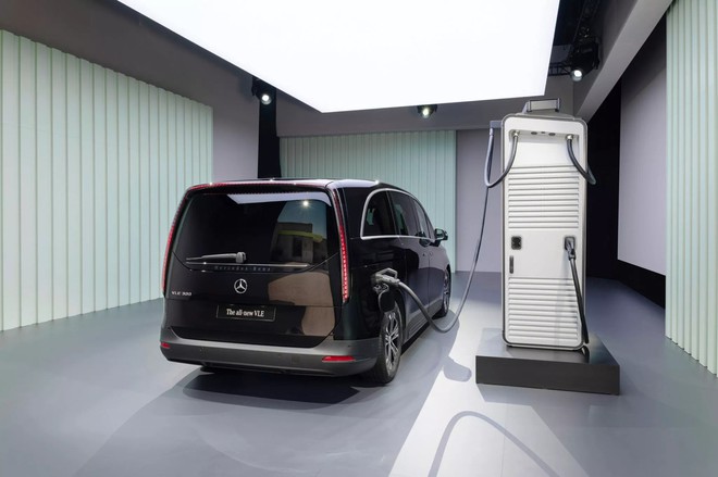 Mercedes h&eacute; lộ mẫu limousine điện đi được 700 km/lần sạc - Ảnh 17.