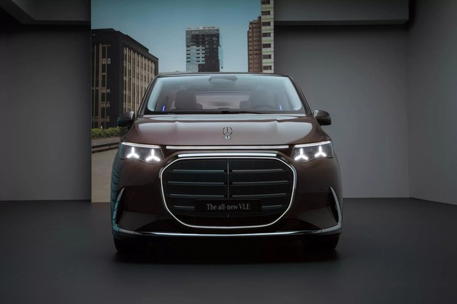 Mercedes h&eacute; lộ mẫu limousine điện đi được 700 km/lần sạc - Ảnh 1.