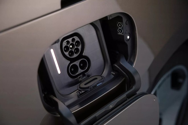 Mercedes h&eacute; lộ mẫu limousine điện đi được 700 km/lần sạc - Ảnh 18.