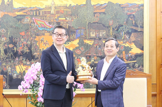 Chủ tịch UBND tỉnh Phạm Hoàng Sơn tặng sản phẩm làng nghề tỉnh Bắc Ninh cho ông Andy Lin, Phó Chủ tịch Tập đoàn Cooler Master (Trung Quốc). Ảnh: Cổng TTĐT tỉnh Bắc Ninh