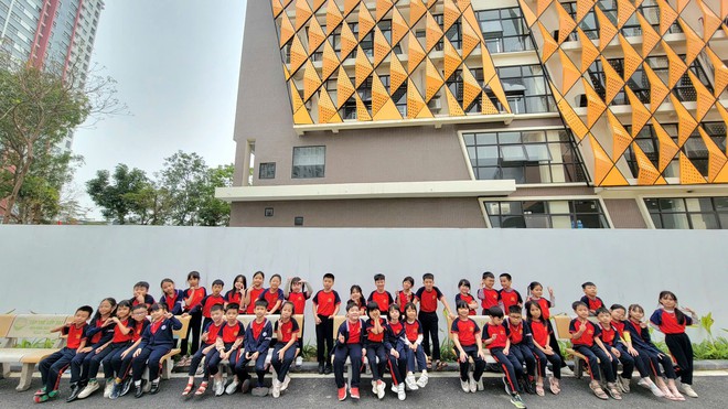 Giáo viên chia sẻ bên trong trường tiểu học 