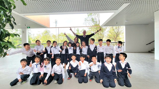 Giáo viên chia sẻ bên trong trường tiểu học 