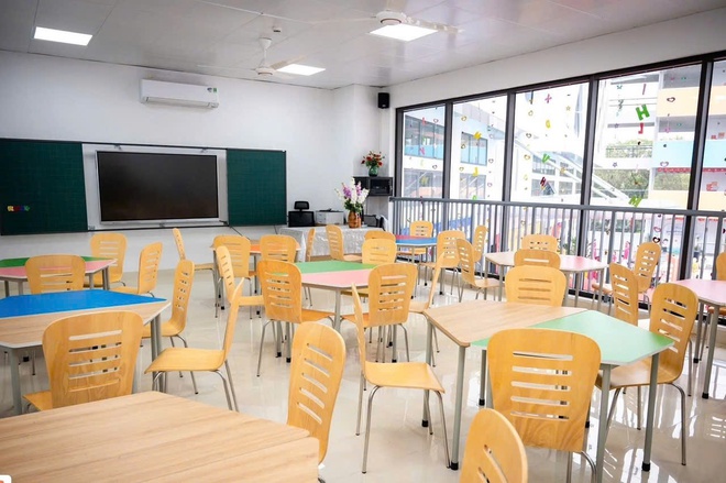 Giáo viên chia sẻ bên trong trường tiểu học 