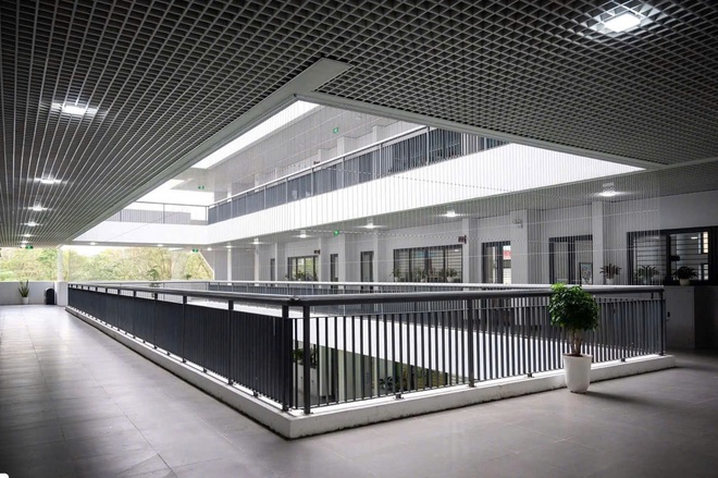 Giáo viên chia sẻ bên trong trường tiểu học 