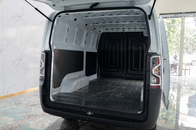 Xe điện lạ bất ngờ xuất hiện trong nh&agrave; m&aacute;y &ocirc; t&ocirc; ở Huế của h&atilde;ng Việt: Đi bao xa, gi&aacute; thế n&agrave;o? - Ảnh 8.