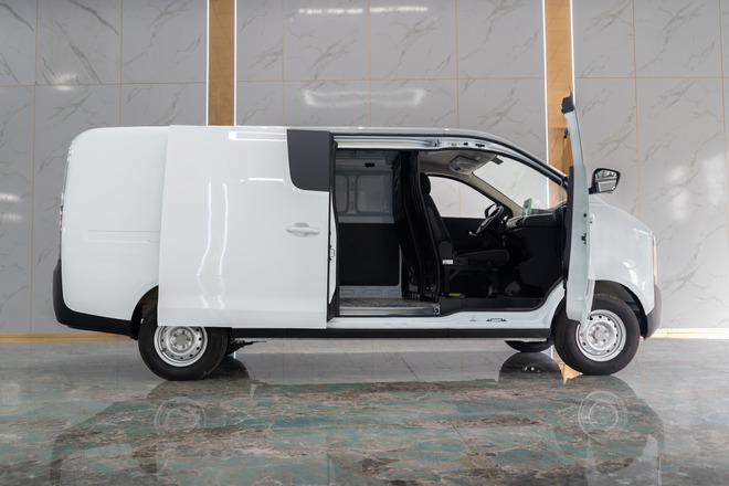 Xe điện lạ bất ngờ xuất hiện trong nh&agrave; m&aacute;y &ocirc; t&ocirc; ở Huế của h&atilde;ng Việt: Đi bao xa, gi&aacute; thế n&agrave;o? - Ảnh 4.