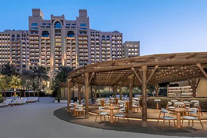 Khách Việt chia sẻ hình ảnh khách sạn 5 sao ở Dubai trước khi bị trúng tên lửa - Ảnh 7.