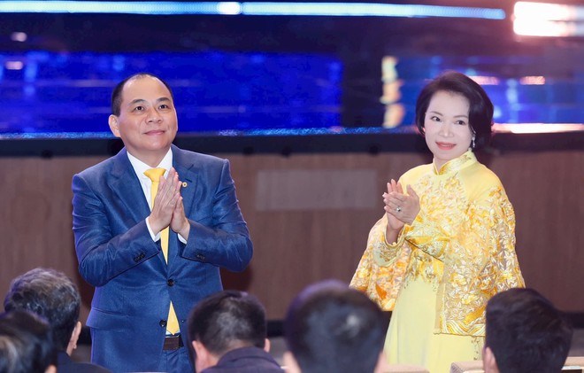 Tỷ phú Phạm Nhật Vượng và phu nhân, hai người đồng sáng lập Giải thưởng VinFuture, tại lễ trao giải VinFuture 2025.