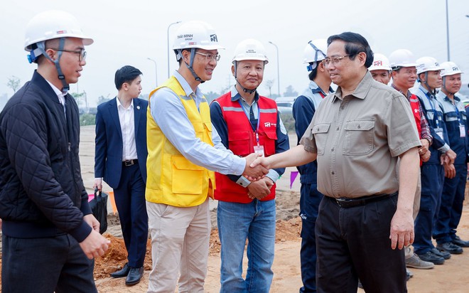 Thủ tướng đã kiểm tra thực địa tiến độ triển khai dự án cảng hàng không quốc tế Gia Bình và các dự án giao thông kết nối. Ảnh: VGP