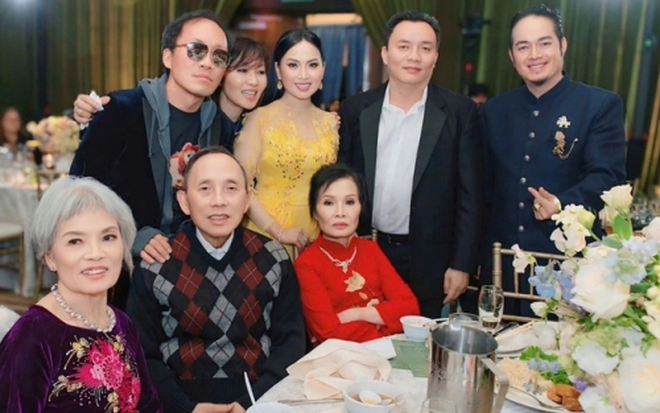 Vợ chồng Hà Phương bên bố mẹ chồng (ngồi giữa) và người thân.