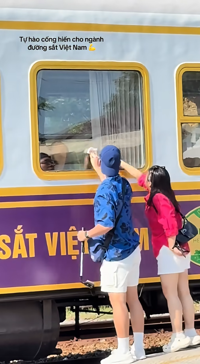 Chuyến tàu nhiều người phải tự lau cửa sổ trước khi chạy: Lý do thật sự đằng sau - Ảnh 1.