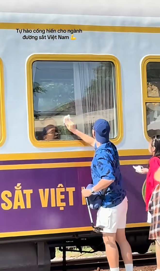 Chuyến tàu nhiều người phải tự lau cửa sổ trước khi chạy: Lý do thật sự đằng sau - Ảnh 2.