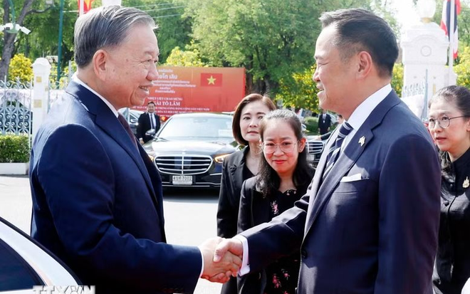 Thủ tướng Thái Lan Anutin Charnvirakul đón Tổng Bí thư, Chủ tịch nước Tô Lâm, sáng 28/5. Ảnh: TTXVN