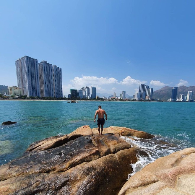 Cảnh tượng ở bãi biển Nha Trang khiến nhiều người bất ngờ, nhận xét: Không tin vào mắt mình - Ảnh 4.
