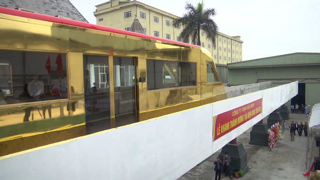 Việt Nam vừa có đoàn tàu dát vàng được chạy thử dưới lòng đất, thiết kế chở được 80 khách - Ảnh 2.
