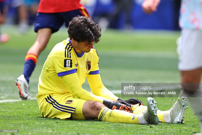 X&uacute;c động h&igrave;nh ảnh Courtois an ủi Lammens: "Đừng v&ugrave;i dập cậu ấy" - Ảnh 3.