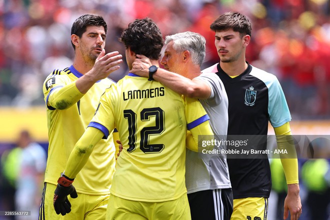 X&uacute;c động h&igrave;nh ảnh Courtois an ủi Lammens: "Đừng v&ugrave;i dập cậu ấy" - Ảnh 1.