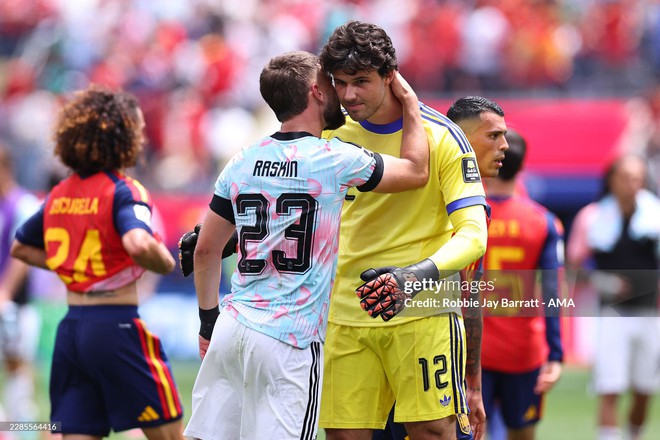 X&uacute;c động h&igrave;nh ảnh Courtois an ủi Lammens: "Đừng v&ugrave;i dập cậu ấy" - Ảnh 4.