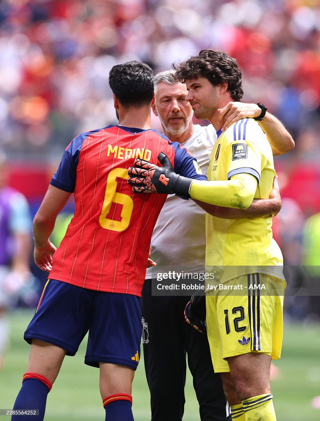 X&uacute;c động h&igrave;nh ảnh Courtois an ủi Lammens: "Đừng v&ugrave;i dập cậu ấy" - Ảnh 5.