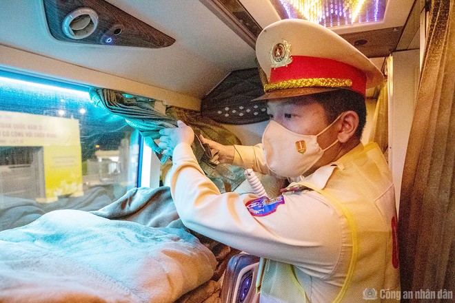 Sau nhiều tai nạn, cảnh sát giao thông kiểm tra loạt xe khách, tài xế không tìm thấy dụng cụ an toàn - Ảnh 2.